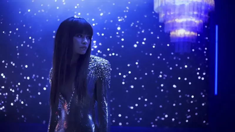   Zendaya en el video musical Versace on the Floor