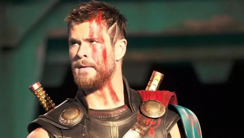 Dwayne Johnson macht es sich mit Marvel-Star gemütlich und lobt Gerüchten zufolge Thor-Star Chris Hemsworth dafür, dass er 200 Minuten lang unter Wasser den Atem angehalten hat