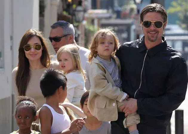   Брад Пит и Анджелина Джоли с децата си