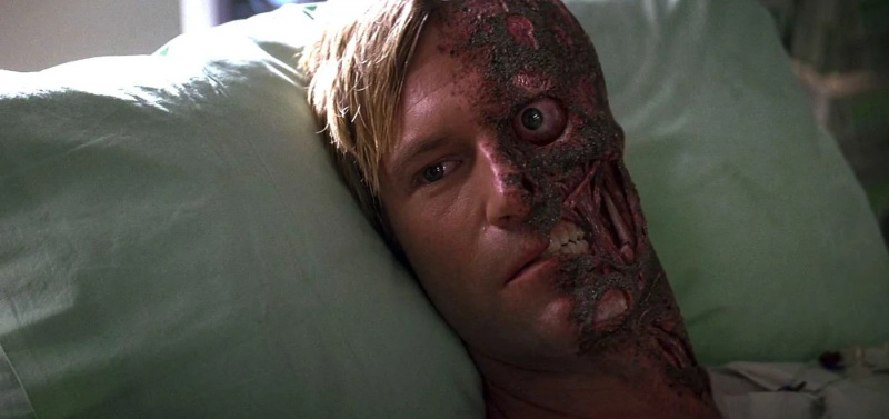   Aaron Eckhart som Two Face