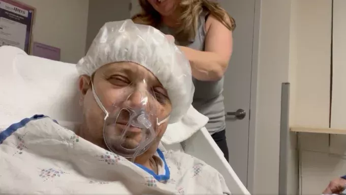  Џереми Ренер у болници после несреће са снежним чистачем