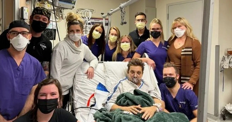   Hawkeye zvaigzne Džeremijs Reners kopā ar slimnīcas personāla locekļiem