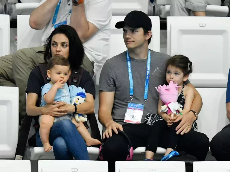   Mila Kunis ja Ashton Kutcher lastensa kanssa