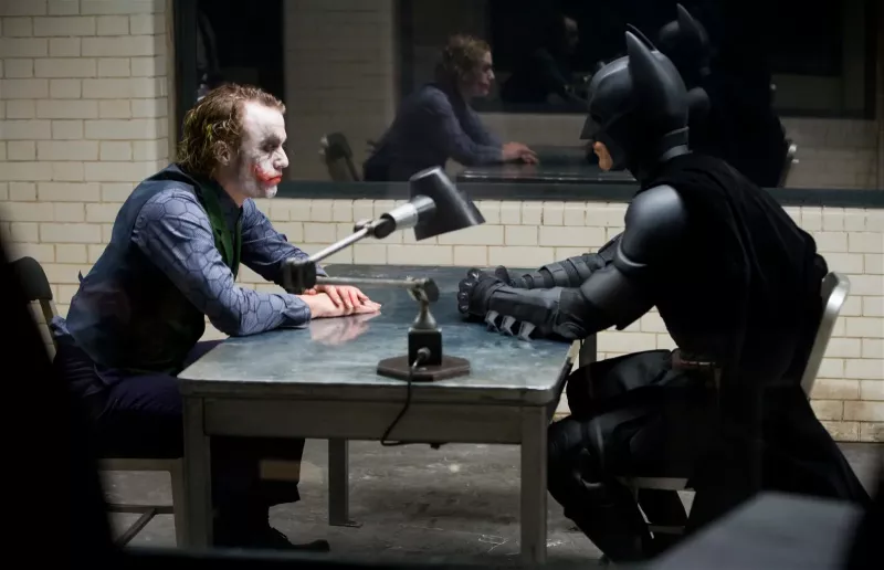   Heath Ledger como Coringa e Christian Bale como Batman