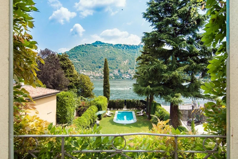   Uitzicht vanaf de Clooneys' villa overlooking the gardens and Lake Como