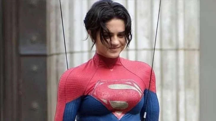   Саша Кале като Супер момиче