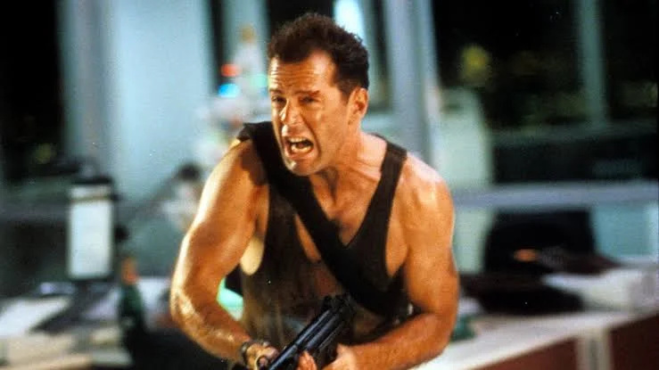 „Poznám chlapov, ktorí sa boja“: Bruce Willis musel prehltnúť svoju hrdosť prijatím odmietnutého filmu Clinta Eastwooda, ktorý odštartoval jeho kariéru