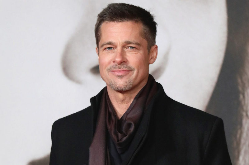   Bradas Pittas atmetė Bourne tapatybę.