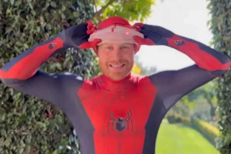 Prinz Harry verkleidet sich als Spider-Man, um trauernde Militärkinder für die Weihnachtszeit zu trösten, bevor explosive Netflix-Dokumentation mit Meghan Markle für eine sanfte Landung sorgt