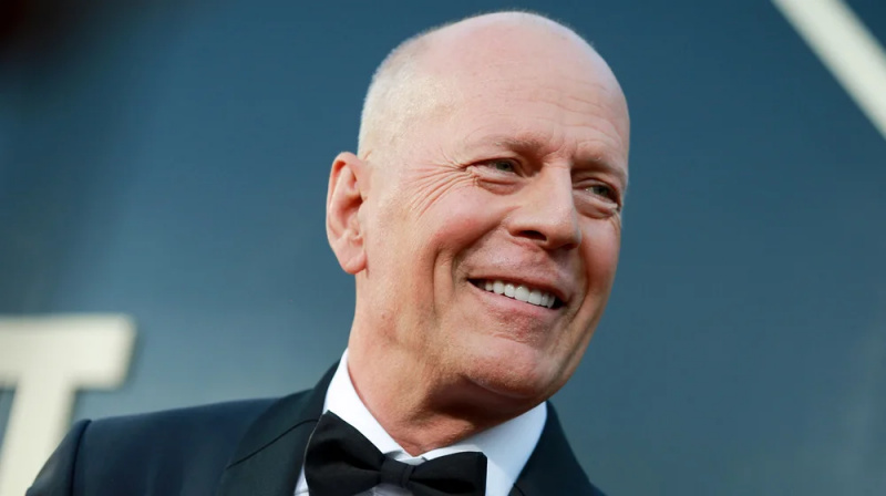 'Ma'am, I don't want no more': Bruce Willis mister hukommelsen og tror mannskapet hans var en servitørhendelse, vil knuse alle fans hjerter
