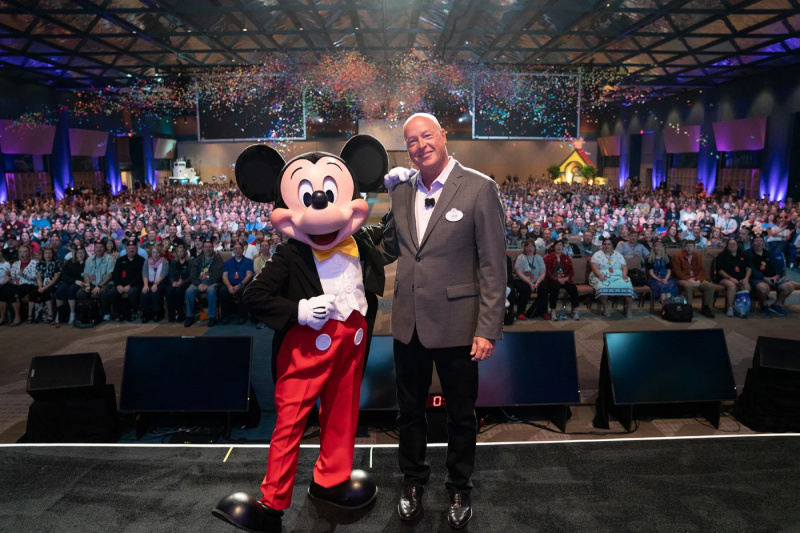   Bob Chapek samen met Mickey Mouse.