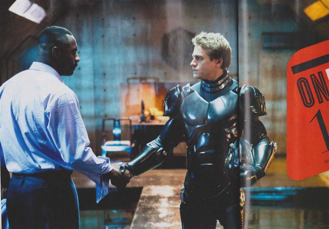Charlie Hunnam aún puede regresar para Pacific Rim 3, ahorrar $ 701 millones en la franquicia de Guillermo del Toro después de la bomba de John Boyega