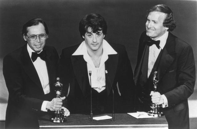   Сильвестр Сталлоне с Ирвином Винклером и Робертом Чартоффом на церемонии 'Оскар' 1977 года.