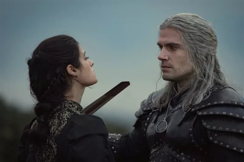   Anya Chalotra och Henry Cavill som Yennefer och Geralt