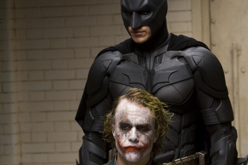   Heath Ledger nei panni di Joker e Christian Bale nei panni di Batman in un'immagine di una scena di Il cavaliere oscuro (2008)