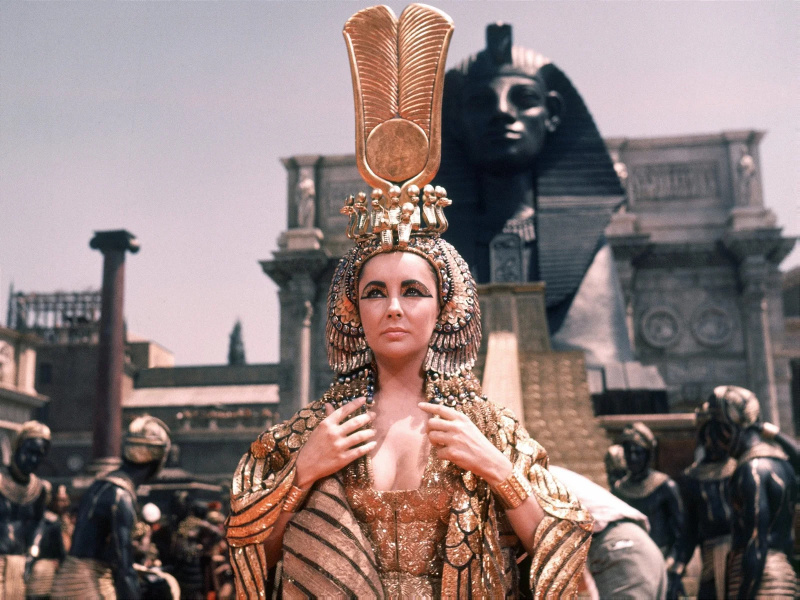 'Karaliene Kleopatra' aktrise satriec fanus, neskatoties uz vēsturisko neprecizitāti, kamēr Gala Gadota gatavojas filmai ar Wonder Woman Režisore Petija Dženkinsa: 'Neskatieties šovu'