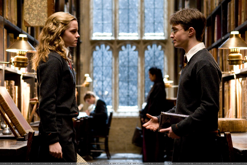   Emma Watson și Daniel Radcliffe într-o imagine din franciza Harry Potter