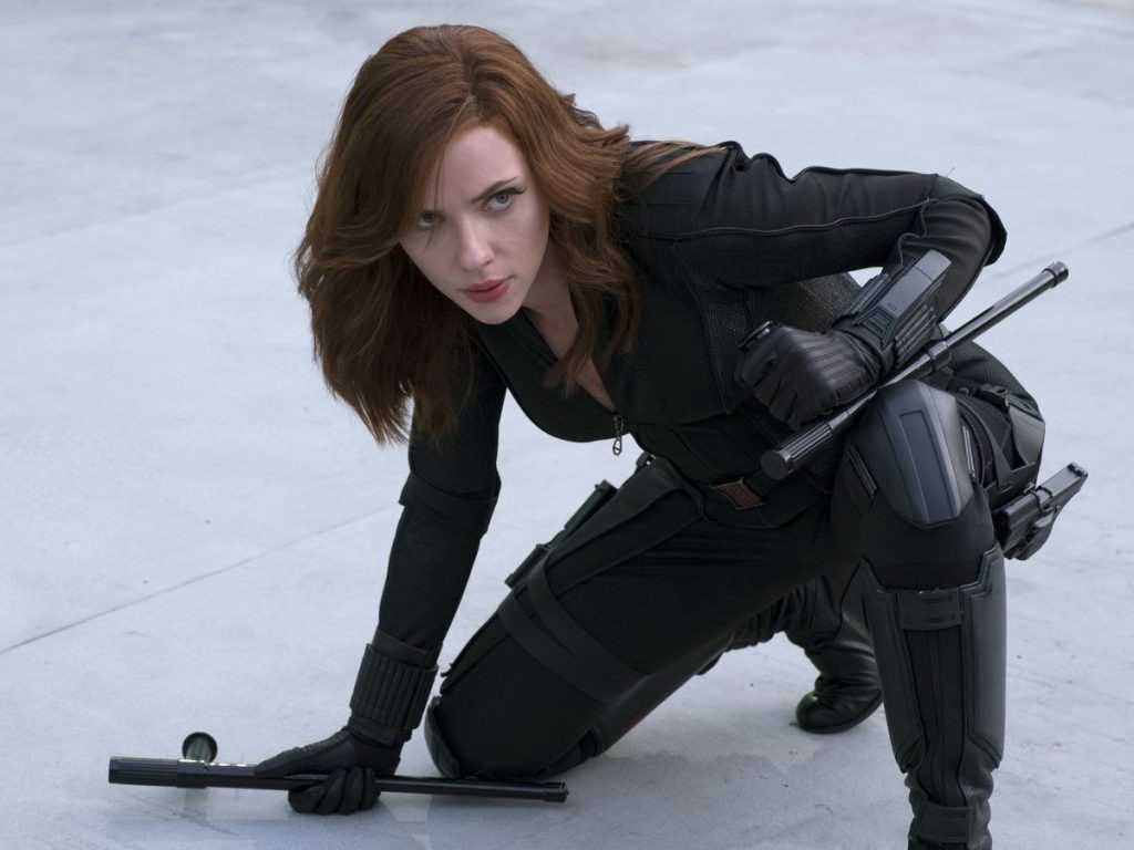 La secuela olvidada de 'Solo en casa' de Scarlett Johansson se volvió completamente 'Duro de matar' antes de arruinar la franquicia