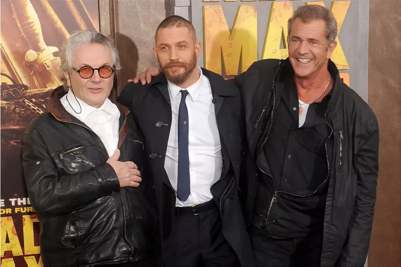   George Miller, Tom Hardy e Mel Gibson na estréia de Mad Max: Fury Road em Los Angeles.