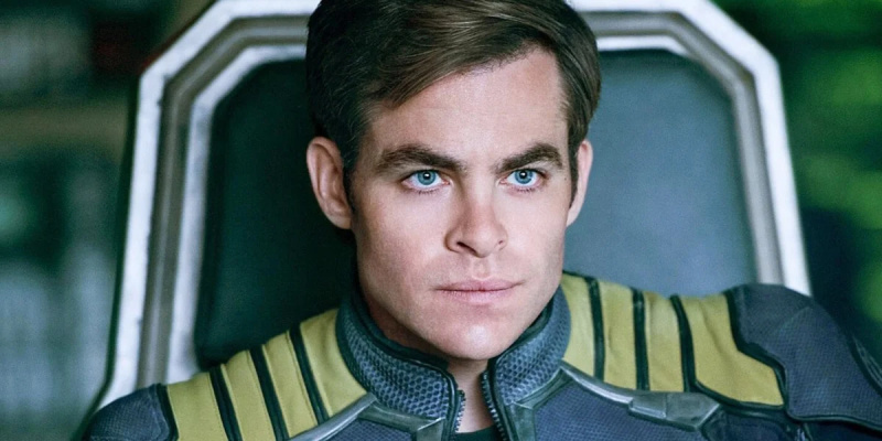 Chrisas Pine'as sako, kad „Star Trek“ franšizė „jaučiasi kaip prakeikta“, tiki, kad yra nepatenkama į kilpą, ir vadina tai „varginanti“