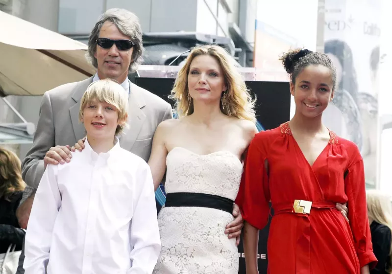   Michelle Pfeiffer med sin familj