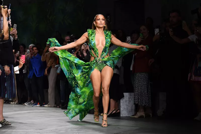   Дженнифер Лопес в зеленом платье от Versace.