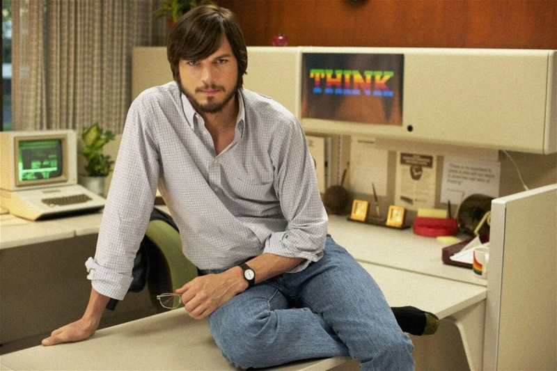   Ashton Kutcher jako Steve Jobs w serialu Jobs