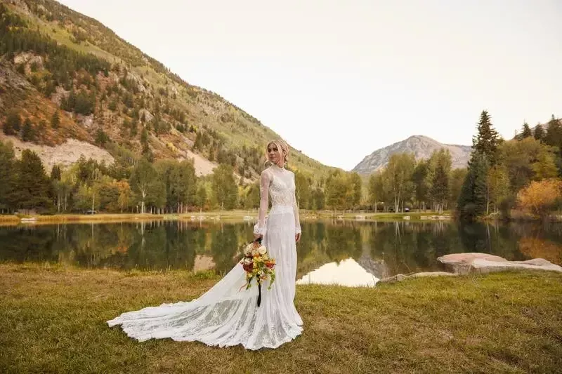   Jennifer Holland dans sa robe de mariée