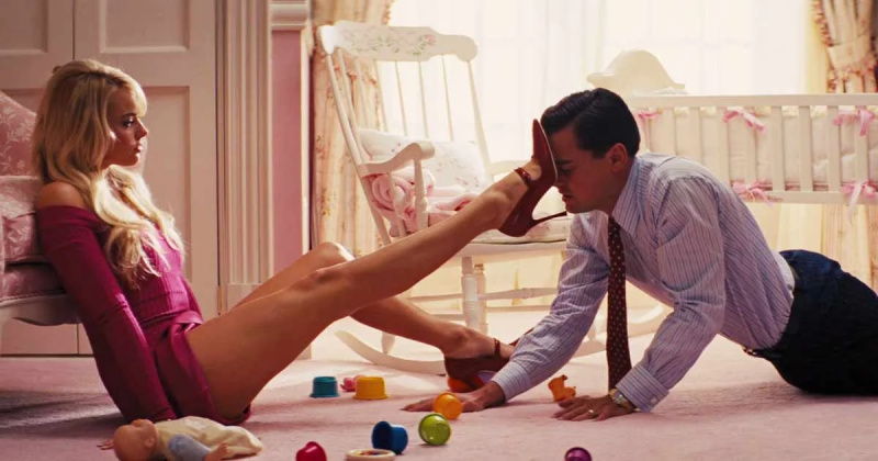   Margot Robbie en Leonardo DiCaprio in de beruchte verleidingsscène uit The Wolf Of Wall Street