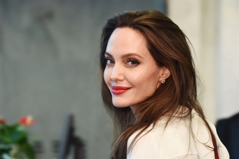 „Ich hatte vorbeugende Operationen“: Angelina Jolie gesteht ihre Angst vor Eierstockkrebs, der ihre Mutter getötet hat, und appelliert an ihre Fans