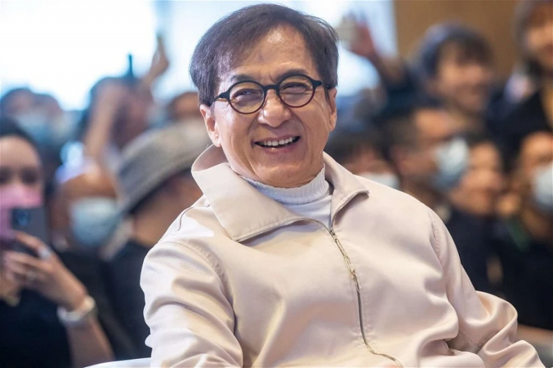 Jackie Chan musste nach einem großen Produktionsfehler in seinem 347.000.000 US-Dollar teuren Film „Rush Hour 2“ völlig nackt durch die Straßen von Hongkong laufen