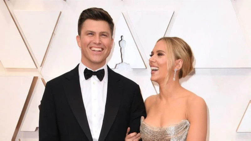 Marvels bestbezahlte Schauspielerin Scarlett Johansson löst Scheidungsgerüchte aus, nachdem sie den Ehering abgelegt hat, während sie die Zeit alleine ohne Ehemann Colin Jost genießt