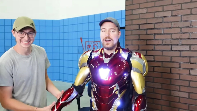 „Tut mir leid, Robert, aber ich bin jetzt Iron Man“: Inmitten von Gerüchten über die Rückkehr von Robert Downey Jr. in den Avengers-Film durch Marvel zieht Mr. Beast einen echten Iron Man-Anzug an