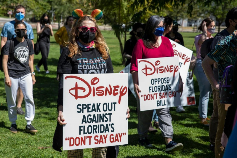   „Disney“ darbuotojai protestuodami prieš Doną rengia pasivaikščiojimus't Say Gay Bill