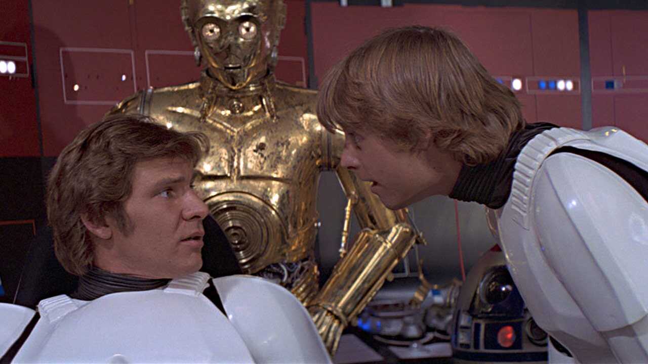 Harrison Ford não conseguiu manter a cara séria depois que Mark Hamill cometeu um erro grave ao promover a trilogia Prequel de Star Wars durante uma entrevista