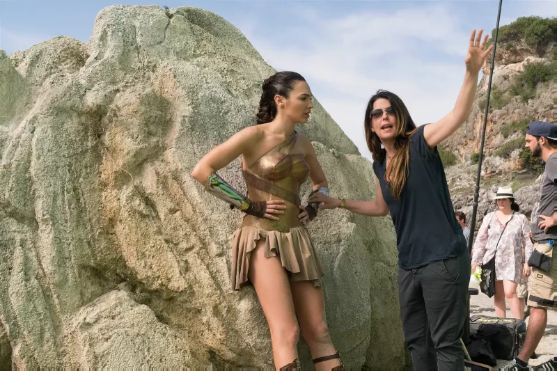 „Frauen wollen das nicht sehen“: Patty Jenkins widersetzte sich dem „Dark“-Wonder-Woman-Drehbuch von WB und weigerte sich, Gal Gadot in einem 822-Millionen-Dollar-Film köpfend darzustellen