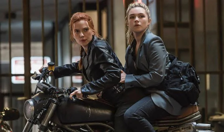   Scarlett Johansson a Florence Pugh vo filme Black Widow
