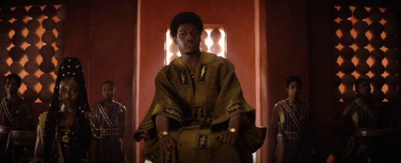   John Boyega în rolul Regelui Ghezo în The Woman King (2022).