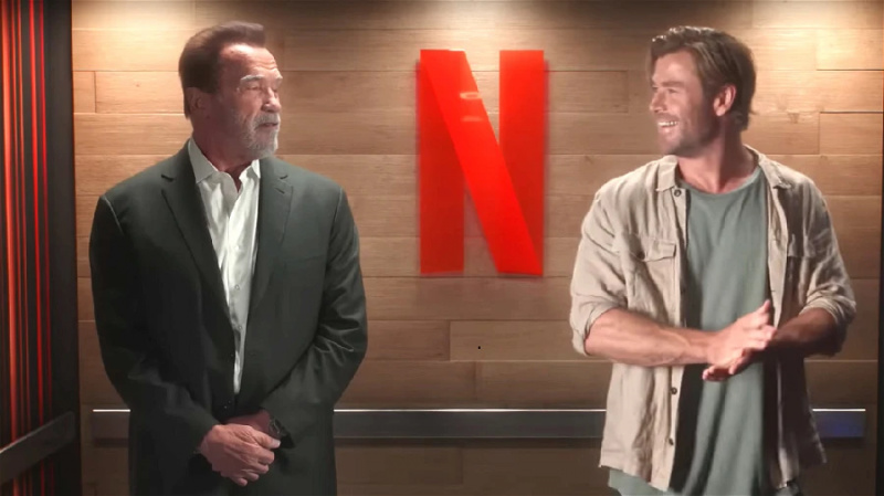 Chris Hemsworth se avergüenza de sí mismo tratando de burlar a Arnold Schwarzenegger mientras el actor de Thor amenaza el estatus de héroe de acción de la estrella de $ 450 millones