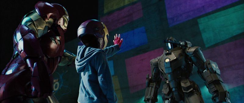 Когато малкото дете с маската на Железния човек в Iron Man 2 беше син на режисьора Фавро