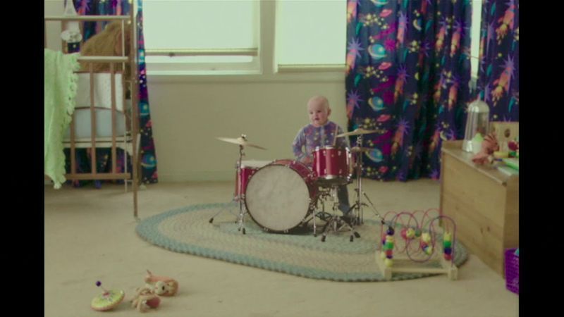 Bebisen spelar trummor i Popstar: Never Stop Never Stopping är Wylie, regissören Taccons son.