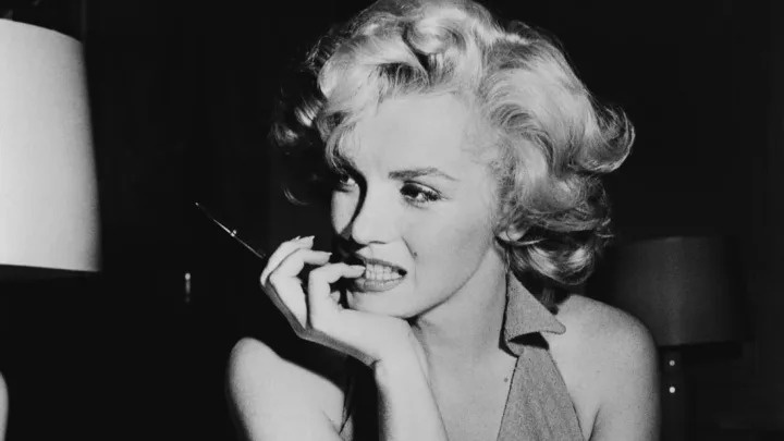 'Hun fanger Marilyns glamour og sårbarhet': Marilyn Monroe Estate kommer ut for å forsvare Ana de Armas midt i alvorlige aksentreaksjoner, fans sier at det utelukkende er fordi hun er latinamerikansk