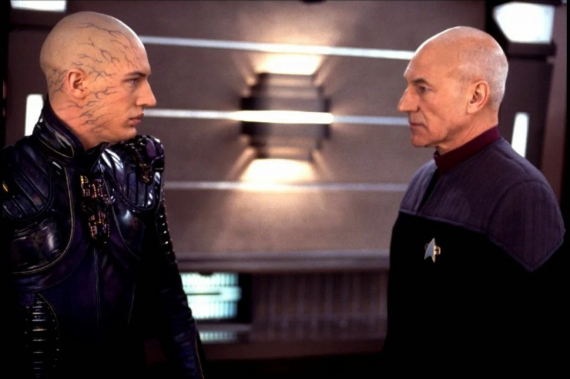   Tom Hardy a Sir Patrick Stewart vo filme Star Trek: Nemesis (2002).