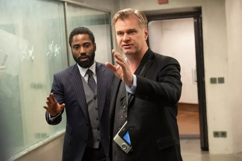   Christopher Nolan împreună cu John David Washington pe platourile de filmare ale lui Tenet (2020).