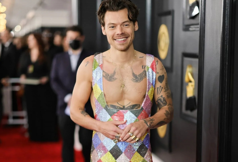   Harry Styles auf dem Roten Teppich für 2023's Grammy awards