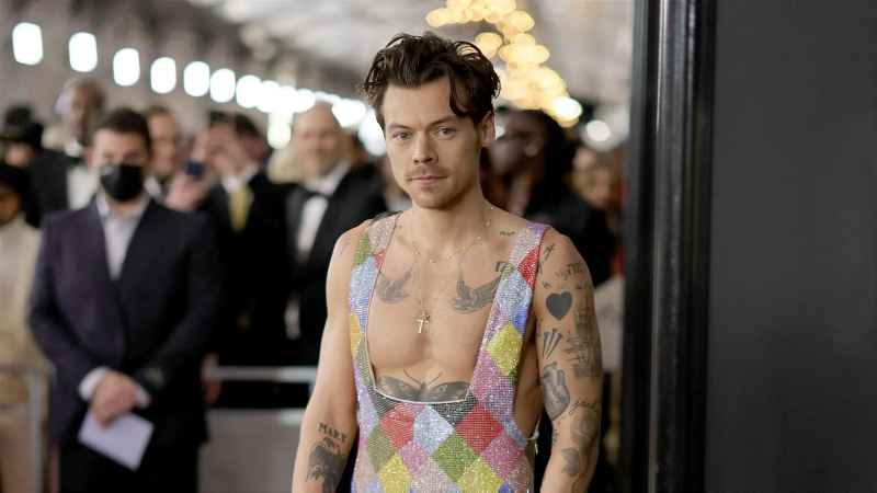   Harry Styles i en regnbue jumpsuit