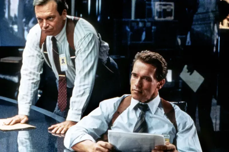   Arnold Schwarzenegger in Tom Arnold v kadru iz filma Resnične laži (1994)