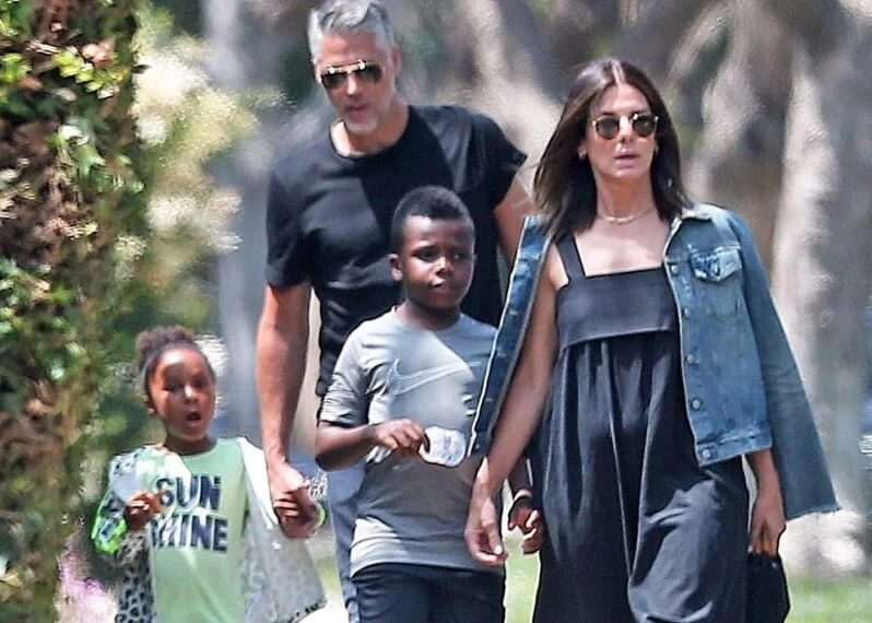   Sandra Bullock adoptoi kaksi mustaa lasta