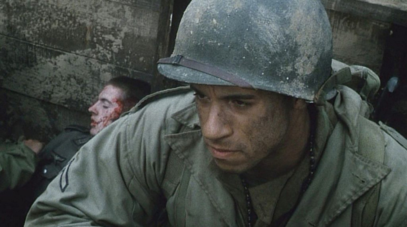   Steven Spielberg'den bir fotoğrafta Vin Diesel's movie Saving Private Ryan that saved his career