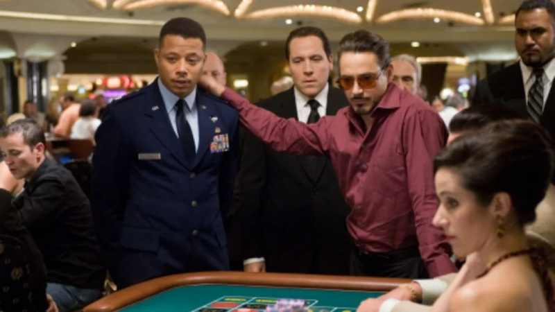   Terrence Howard et Robert Downey Jr. dans Iron Man